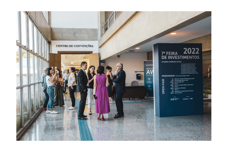 Foto do evento com identidade e envelopamento